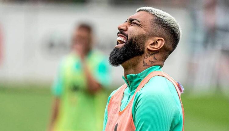 Gabigol-rindo-durante-treinamento-do-Flamengo-no-Ninho-do-Urubu