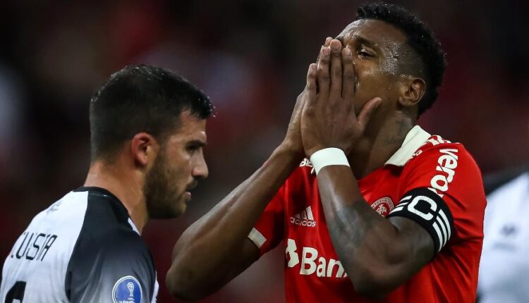 edenilson-se-lamenta-durante-inter-x-melgar-jogo-da-sul-americana-1660260931352_v2_900x506