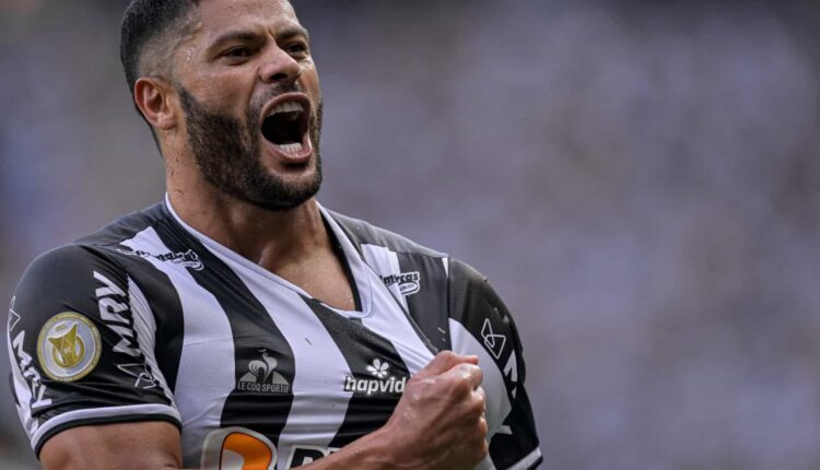 Hulk comemorando gol com a camisa do Galo