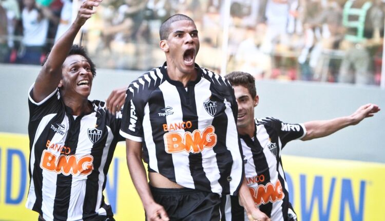 Leonardo Silva comemorando o gol da vitória