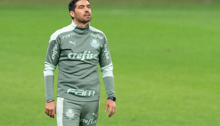 Abel Ferreina questiona arbitragem na beira do campo 2021 Getty Images, Getty Images South America