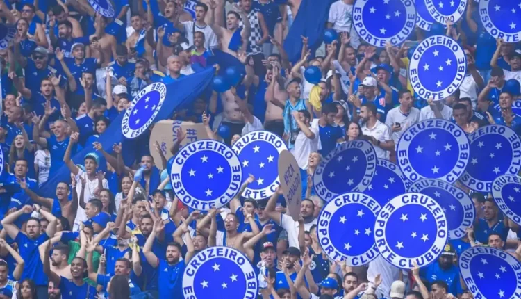 Torcida do Cruzeiro levantando placas do escudo do time