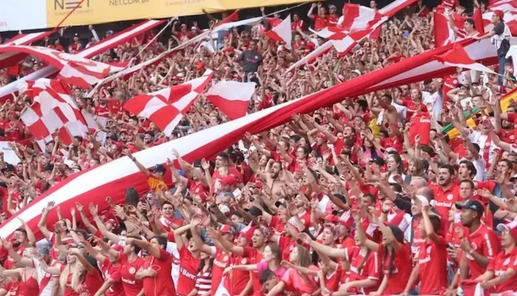 torcida cantando com as cores do Internacional