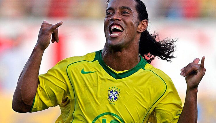 Ronaldinho Gaúcho atuando pela seleção brasileira