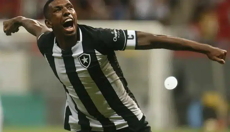 Jogador experiente de 26 anos é definitivamente comprado por clube da Série A. Jogador pertencia ao Botafogo, líder do Campeonato Brasileiro