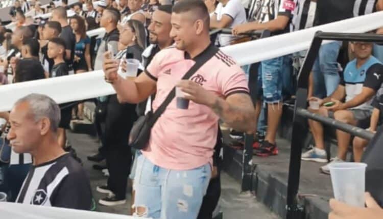 Torcedor do Flamengo que entrou no jogo do Botafogo contra o Internacional foi hostilizado e teve suas vestes queimadas. Confira o caso