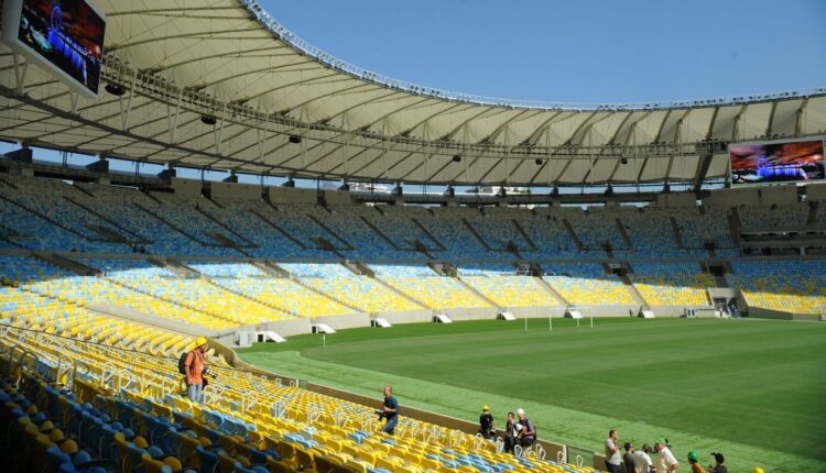 Após críticas referentes ao gramado, representantes do Maracanã decidem fechar o estádio para reparação. O prazo de reabertura não foi divulgado