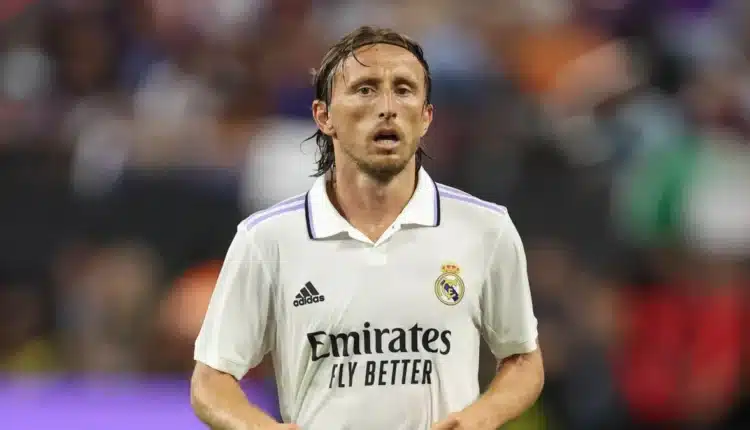 Luka Modric recebeu oferta de clube arábe para receder sete vezes mais do que recebe no Real Madric. No entanto, o croata se arrepende de permanecer na Espanha