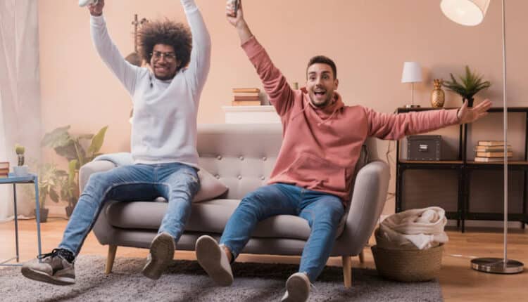 Amigos felizes comemorando a vitória do jogo